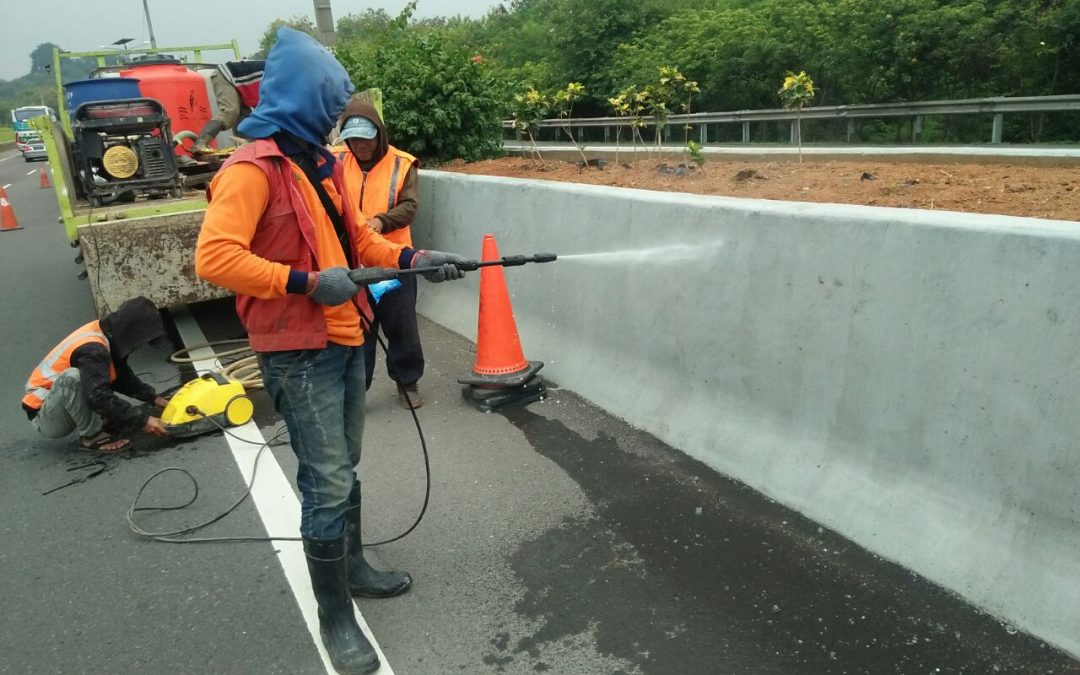 Beautifikasi dan Penanaman Pohon Tol Cipularang